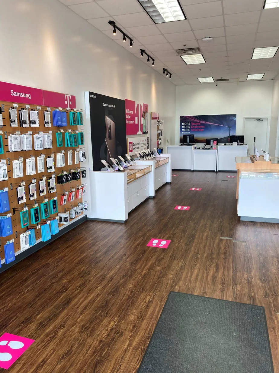  Interior photo of T-Mobile Store at S Howell Ave & E Oakfield Dr, Oak Creek, WI 