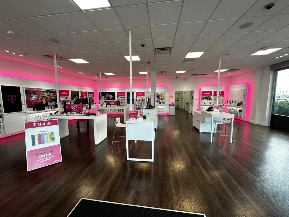 Foto del interior de la tienda T-Mobile en Manchester Crossroads, York, PA