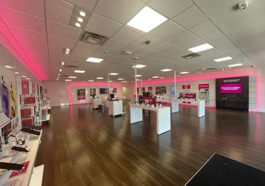 Foto del interior de la tienda T-Mobile en N Zaragoza Rd & Saul Kleinfeld Dr, El Paso, TX