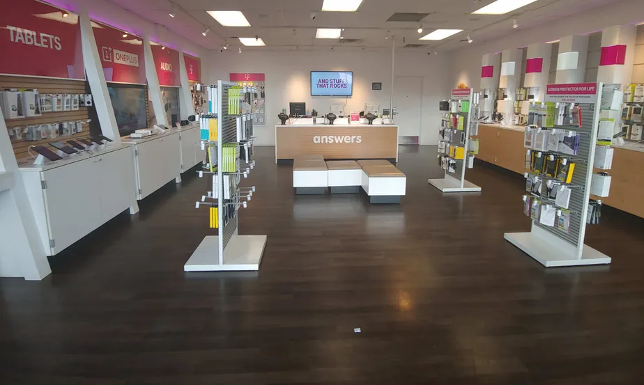 Foto del interior de la tienda T-Mobile en Arcade & Neid 3, St. Paul, MN