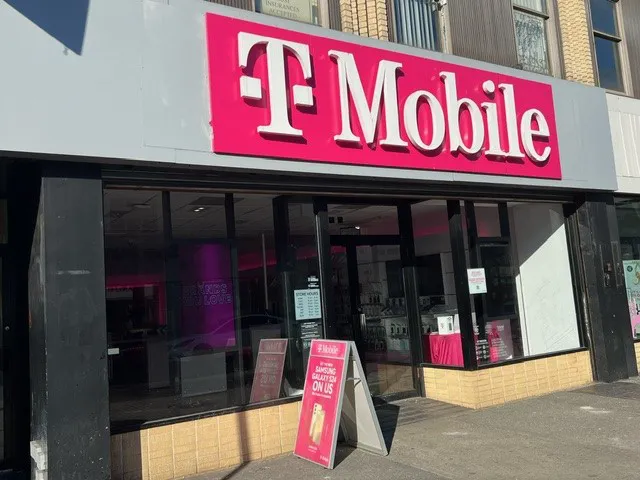Foto del exterior de la tienda T-Mobile en 82nd & Roosevelt, Jackson Heights, NY