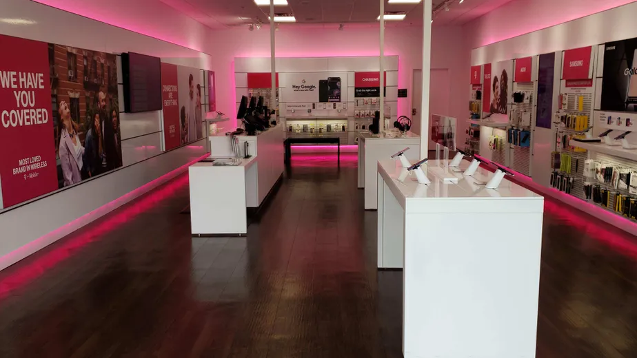 Foto del interior de la tienda T-Mobile en Brookmeade Dr & James M Campbell Blvd, Columbia, TN