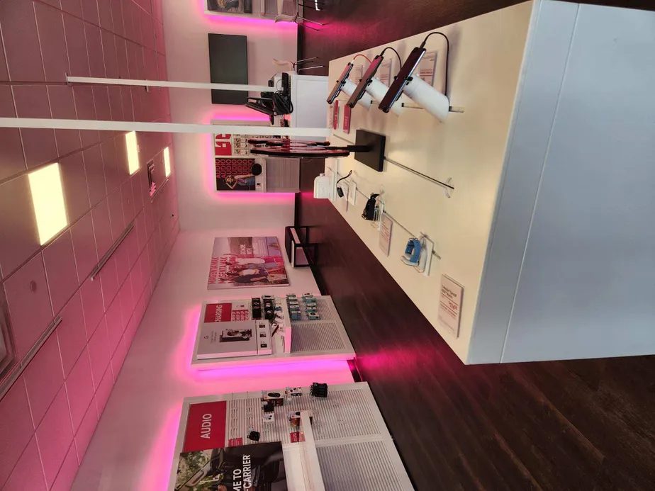 Foto del interior de la tienda T-Mobile en Post Rd & S Benson Rd, Fairfield, CT
