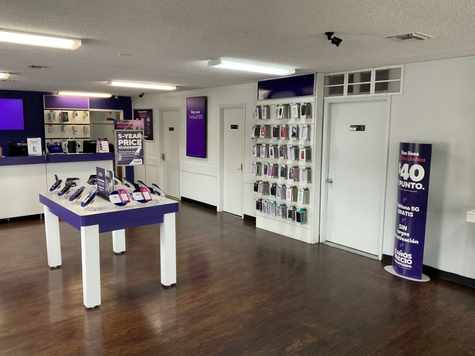 Metro by T-Mobile 201 NE Beacon Dr - 201 NE Beacon Dr