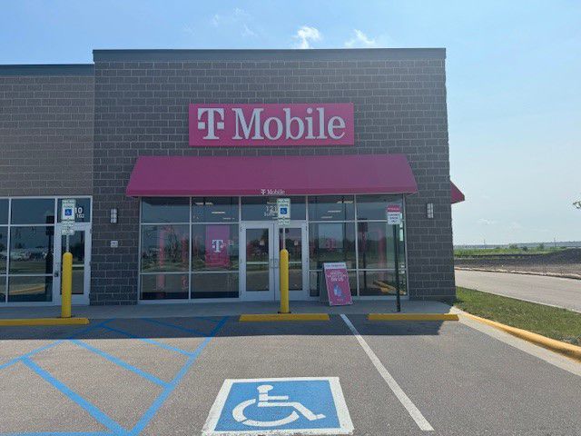 Exterior photo of T-Mobile Store at Grand & Winfield, Mount Pleasant, IA