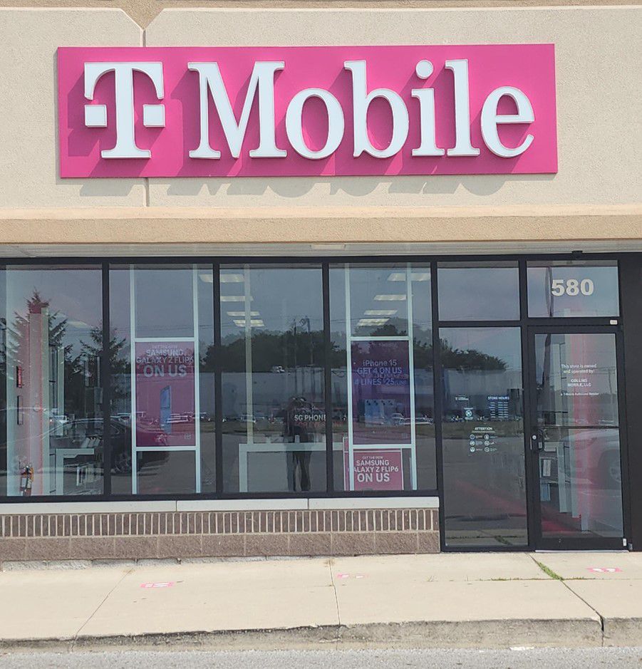 Exterior photo of T-Mobile Store at East Broad St & Corylus Dr, Pataskala, OH
