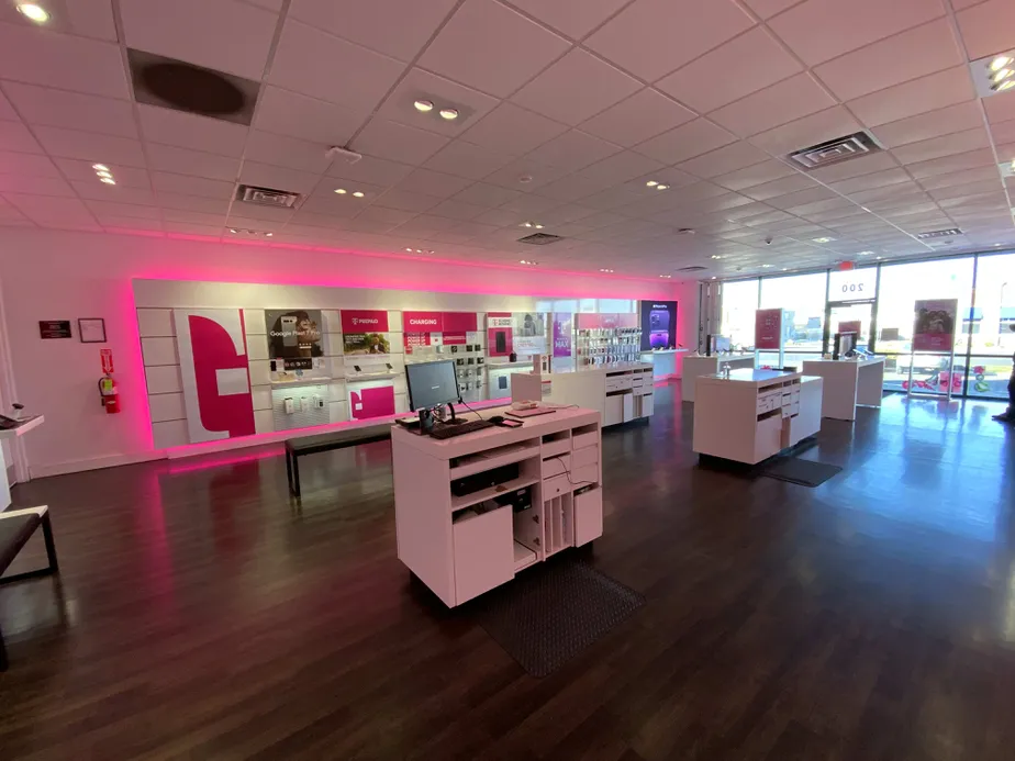 Foto del interior de la tienda T-Mobile en Sprague & Custer, Spokane, WA