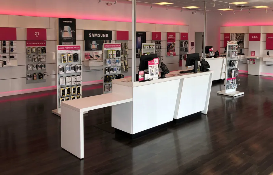 Foto del interior de la tienda T-Mobile en S Queen St & Tyler Run Rd, York, PA