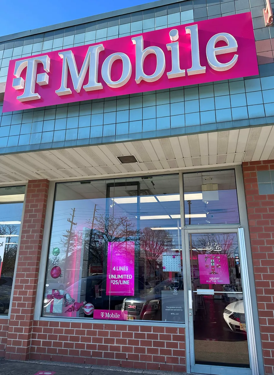 Exterior photo of T-Mobile Store at Clifton Lakeview Shopping Ctr, Clifton, NJ
