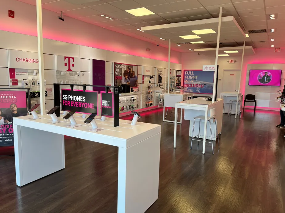 Foto del interior de la tienda T-Mobile en Hamilton Marketplace, Hamilton, NJ