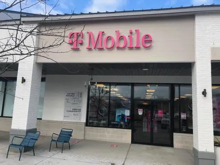  Exterior photo of T-Mobile Store at Ltl River Tpke & Braddock Rd, Alexandria, VA 