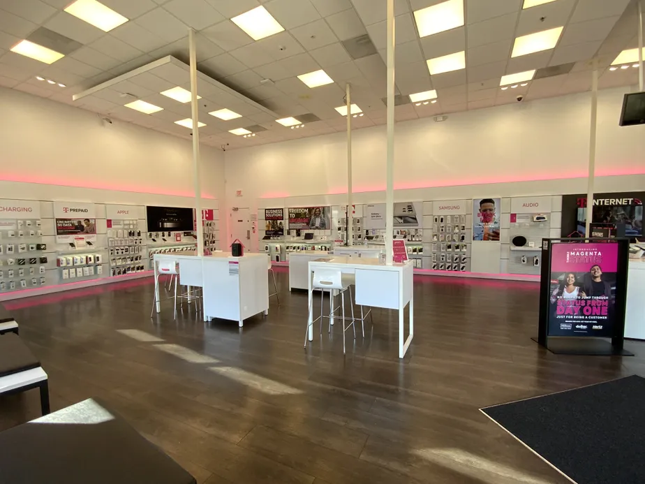 Foto del interior de la tienda T-Mobile en Downtown Pleasant Hill, Pleasant Hill, CA
