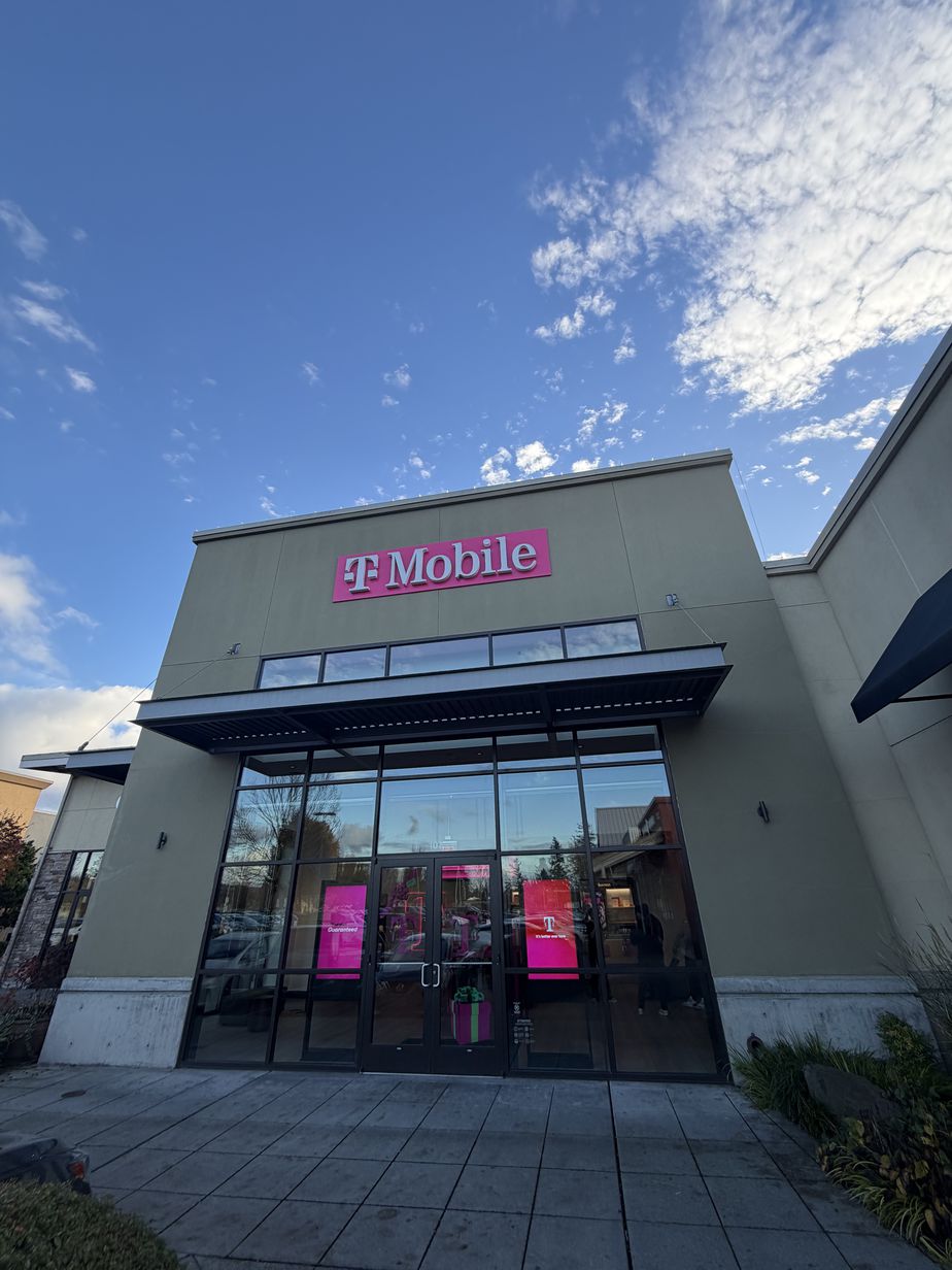 Foto del exterior de la tienda T-Mobile en Kent Station, Kent, WA