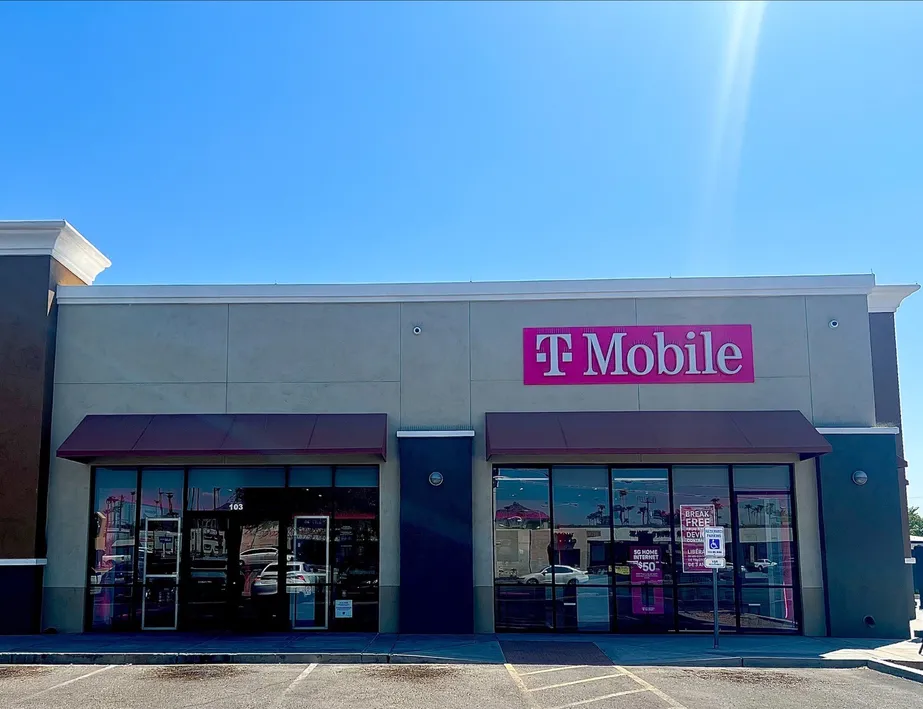 Exterior photo of T-Mobile Store at 32nd St & Thomas Rd, Phoenix, AZ