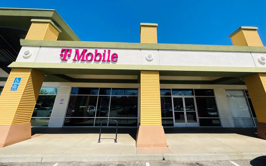 Foto del exterior de la tienda T-Mobile en Hacienda, Sunnyvale, CA