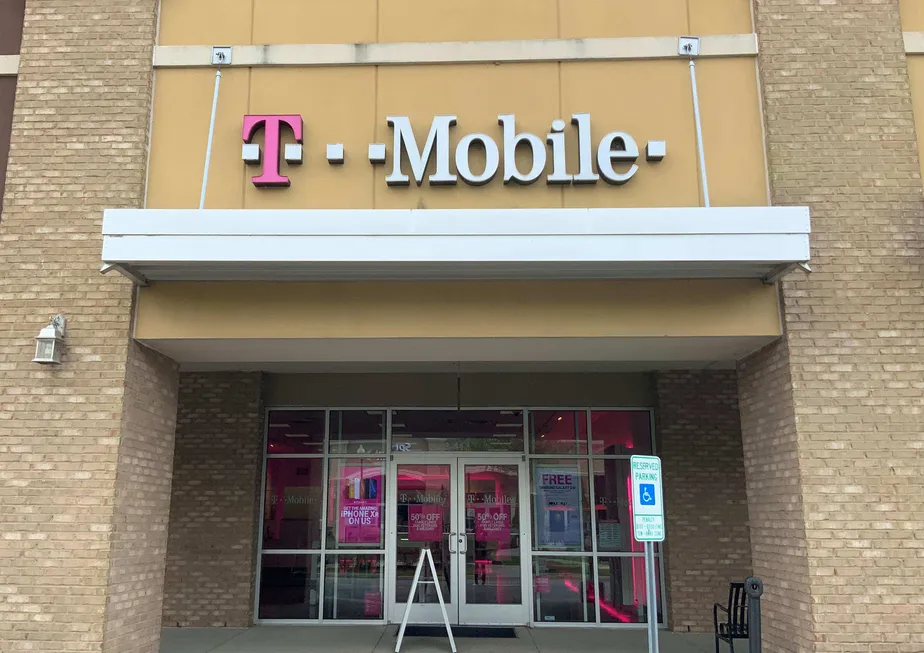 Exterior photo of T-Mobile store at Princess Anne Rd & Dam Neck Rd, Virginia Beach, VA