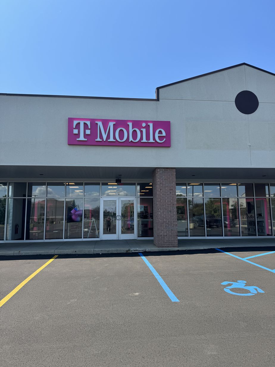 Exterior photo of T-Mobile Store at Phoenix & Veterans, South Haven, MI
