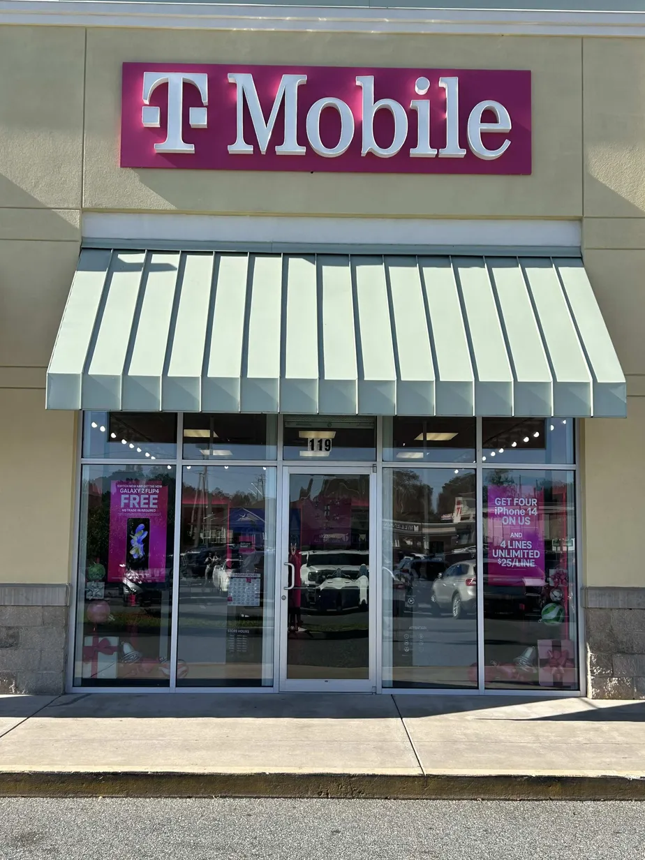Exterior photo of T-Mobile Store at NW Commons Loop & SR 247, Lake City, FL