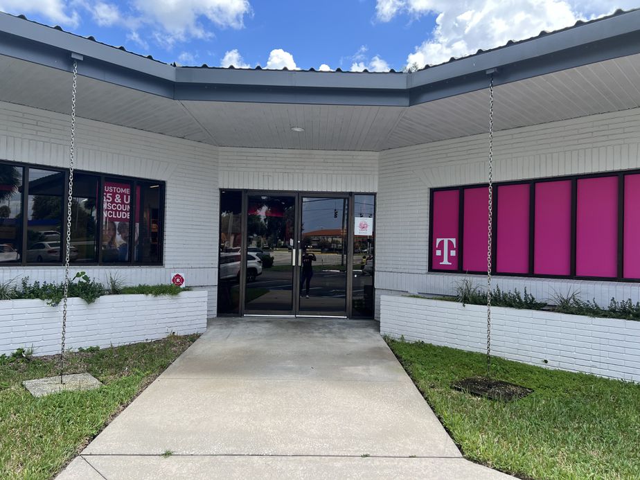 Exterior photo of T-Mobile Store at US Hwy 27 & Tower St, Lake Placid, FL