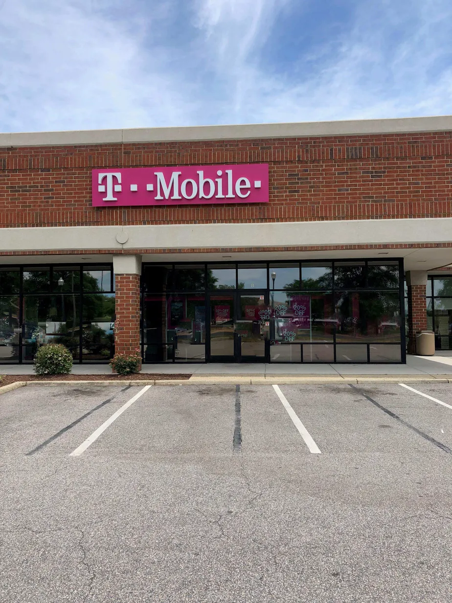 Foto del exterior de la tienda T-Mobile en Crossways Shopping Center, Chesapeake, VA
