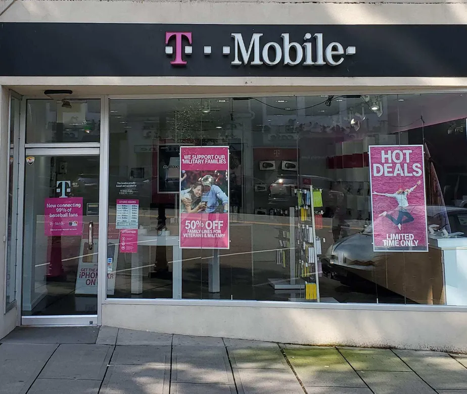 Foto del exterior de la tienda T-Mobile en E Palisade & S Dean, Englewood, NJ