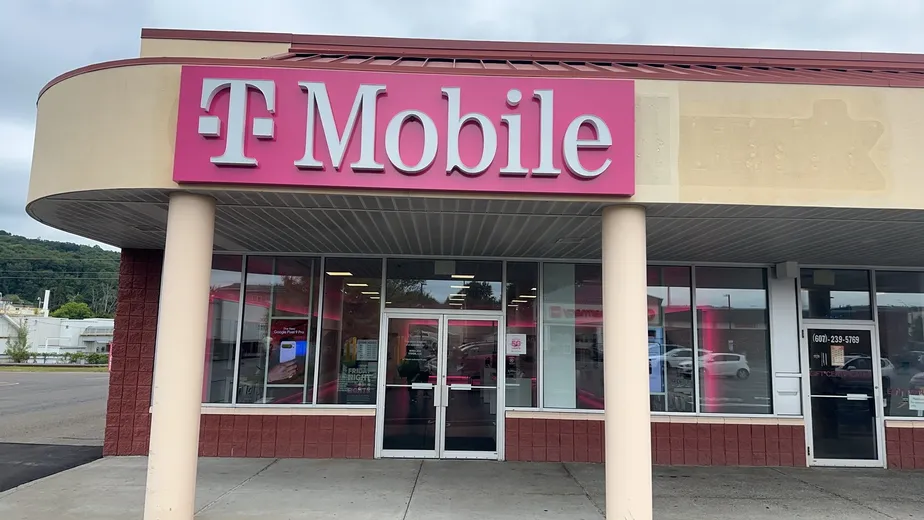  Exterior photo of T-Mobile Store at North Street & Oak Hill Ave, Endicott, NY 
