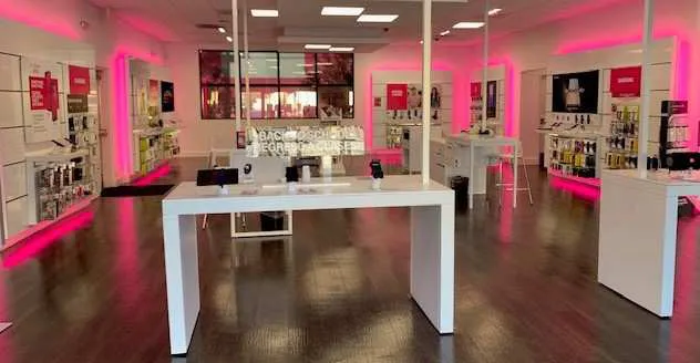 Foto del interior de la tienda T-Mobile en Sepulveda & Nordhoff, North Hills, CA