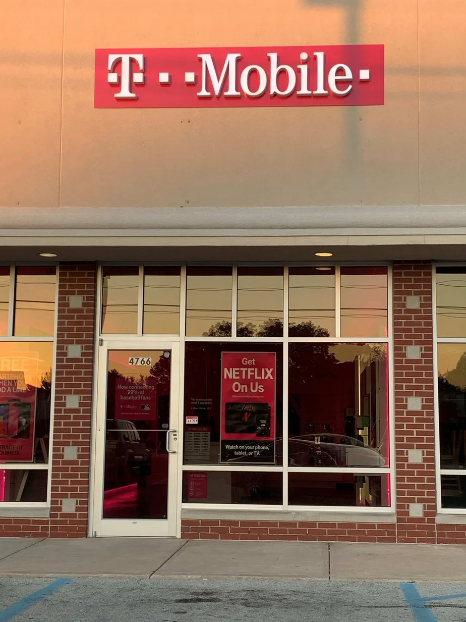 Exterior photo of T-Mobile store at Scatterfield & Charles 2, Anderson, IN