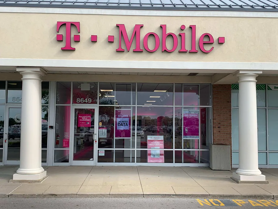  Exterior photo of T-Mobile store at Columbus Pike & Meadow Park Ave, Lewis Center, OH 