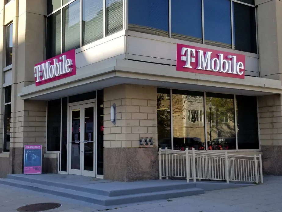 Exterior photo of T-Mobile store at M St & 4th St, Washington, DC