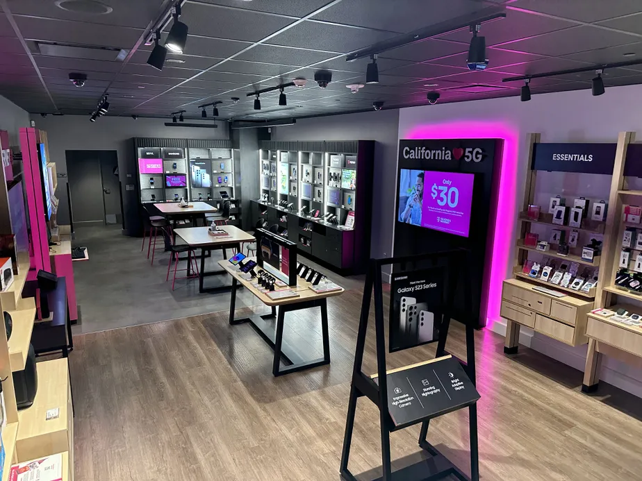 Foto del interior de la tienda T-Mobile en Stonestown Mall, San Francisco, CA