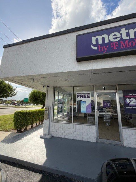 Metro by T-Mobile 4545 Forest Hill Blvd - 4545 Forest Hill Blvd 