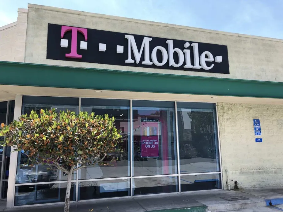 Foto del exterior de la tienda T-Mobile en Washington & 1st St, San Diego, CA