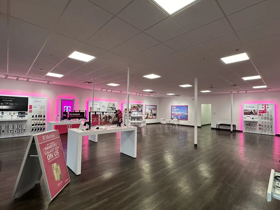  Interior photo of T-Mobile Store at W Broadway & Highland Dr, Columbia, MO 