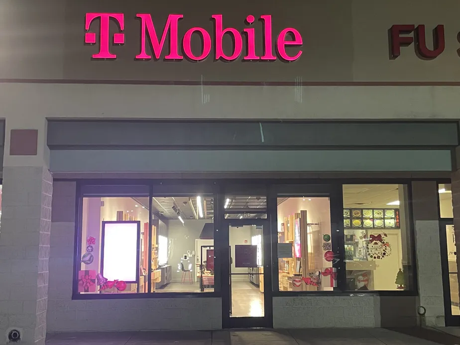 Foto del exterior de la tienda T-Mobile en Lee Rd & Harvard Ave, Cleveland, OH