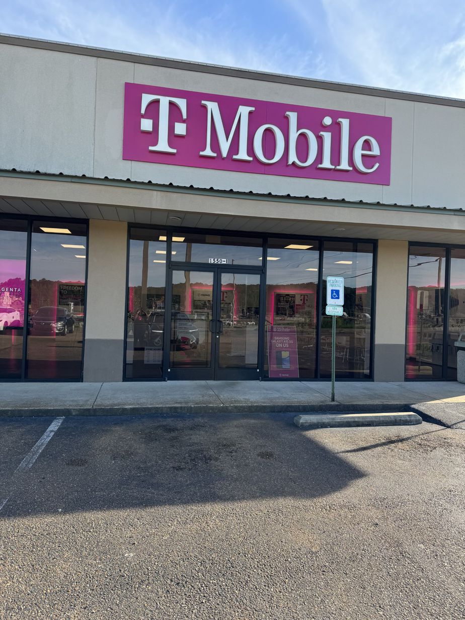 Exterior photo of T-Mobile Store at Grenada Plaza, Grenada, MS