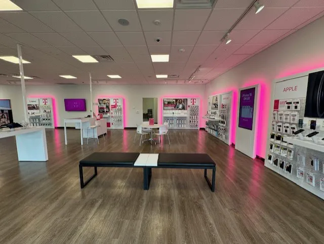  Interior photo of T-Mobile Store at Sunnybrook Dr & US-20, Sioux City, IA 