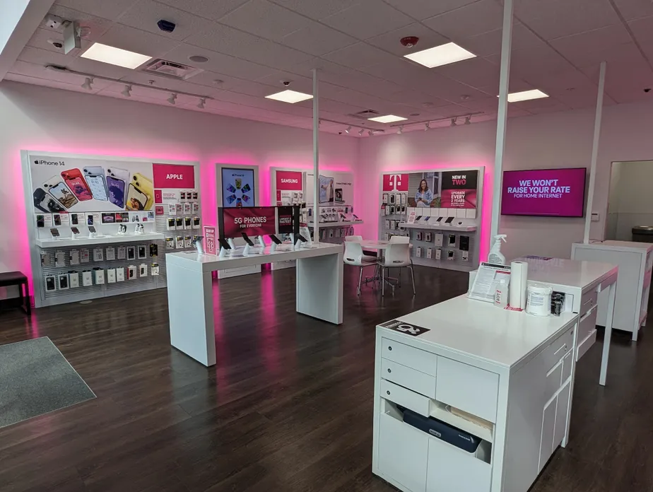 Foto del interior de la tienda T-Mobile en Monroe & Clover, Rochester, NY