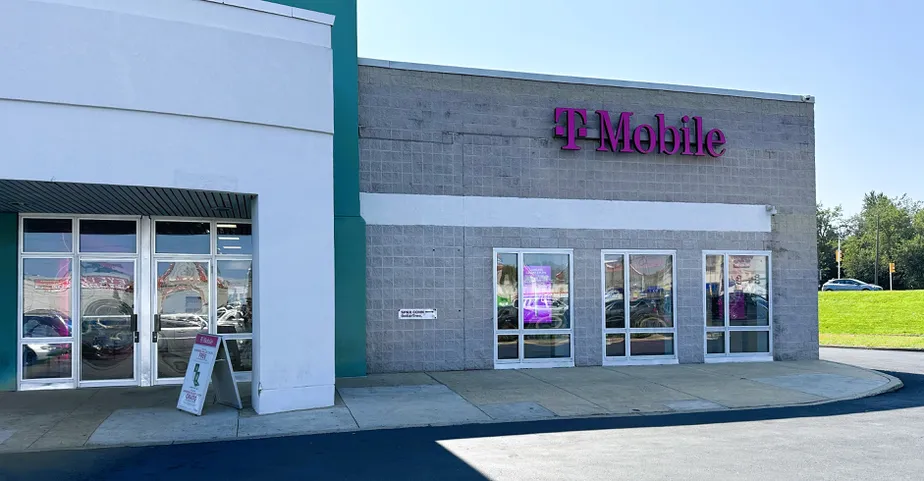 Foto del exterior de la tienda T-Mobile en E Roosevelt Blvd & Adams Ave, Philadelphia, PA