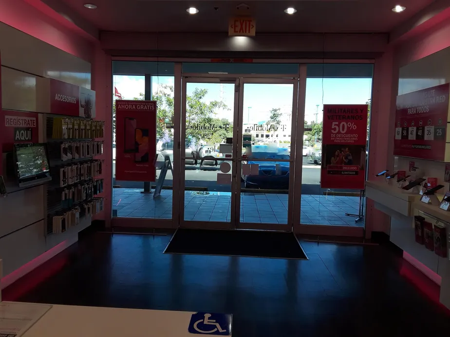 Foto del interior de la tienda T-Mobile en Plaza Guaynabo, Guaynabo, PR