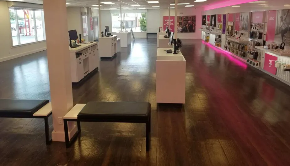 Foto del interior de la tienda T-Mobile en Gregg Street & Fm 700, Big Spring, TX