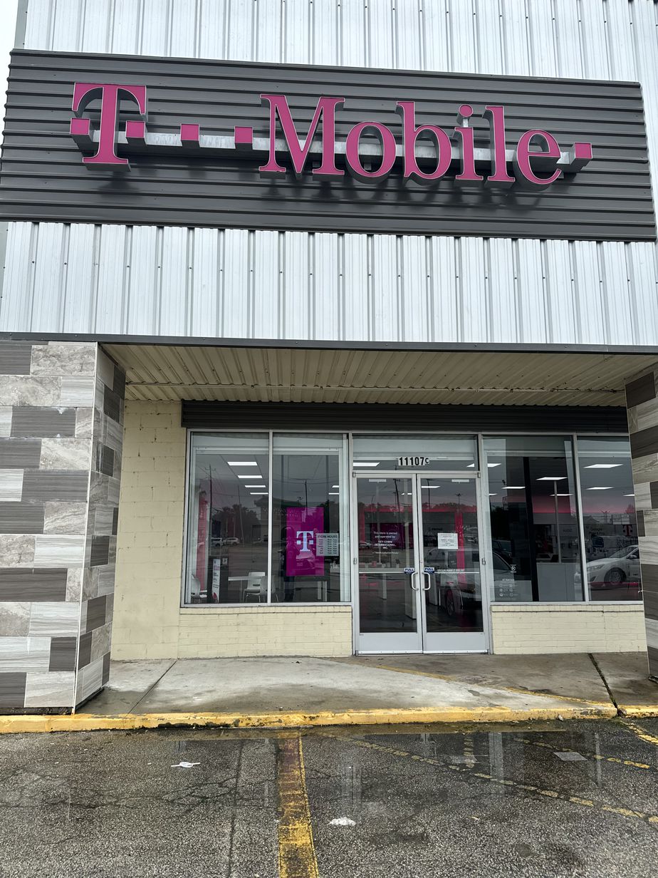 Exterior photo of T-Mobile Store at Bellaire & Boone, Houston, TX