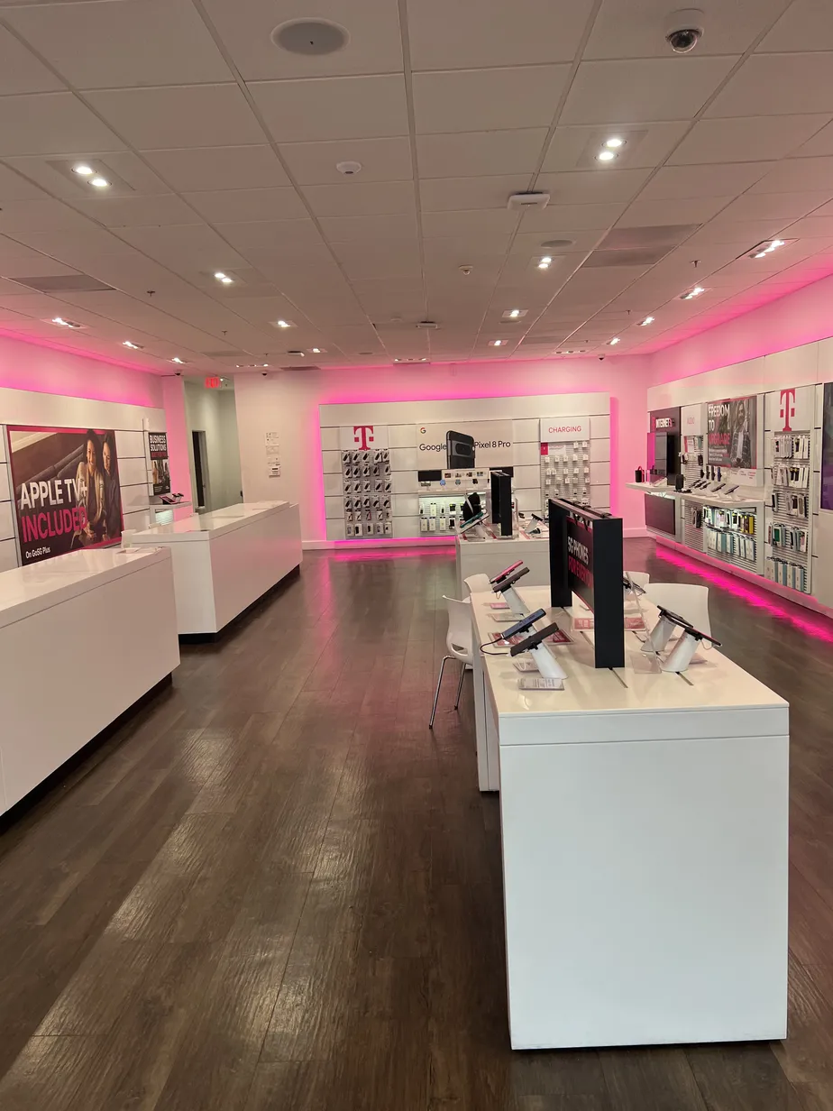 Foto del interior de la tienda T-Mobile en Cherry & Willow, Long Beach, CA