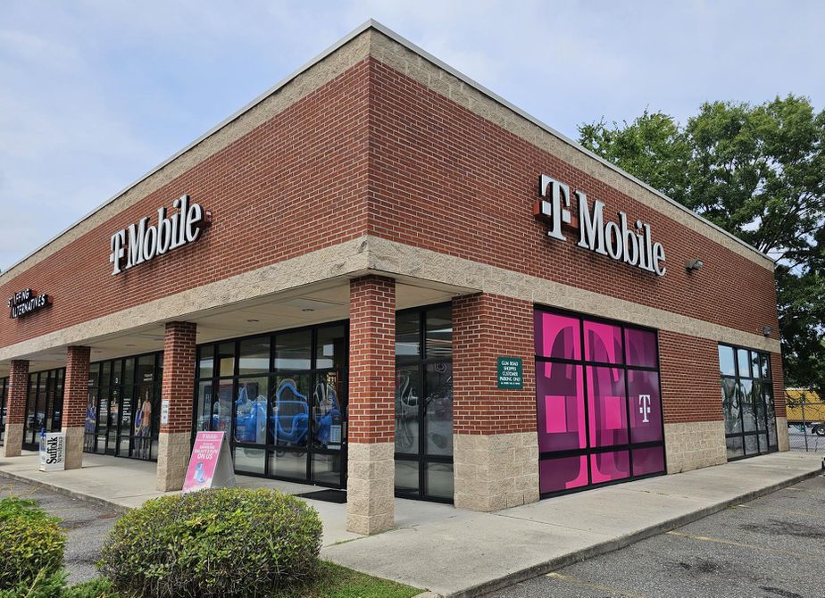 Exterior photo of T-Mobile Store at Portsmouth Blvd & Gum Rd, Chesapeake, VA