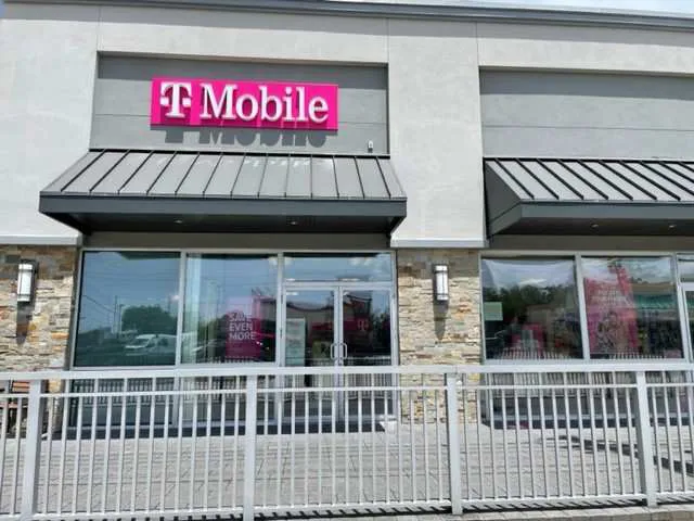 Exterior photo of T-Mobile Store at S Orlando Ave & Minnesota Ave, Winter Park, FL