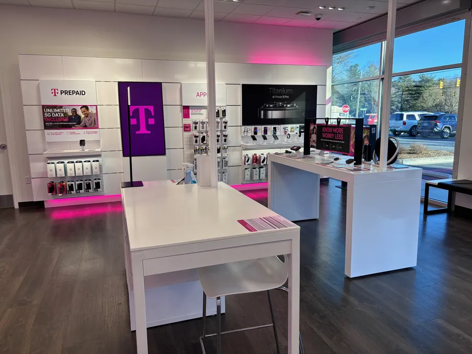 Foto del interior de la tienda T-Mobile en Patton Ave & Regent Park Blvd, Asheville, NC