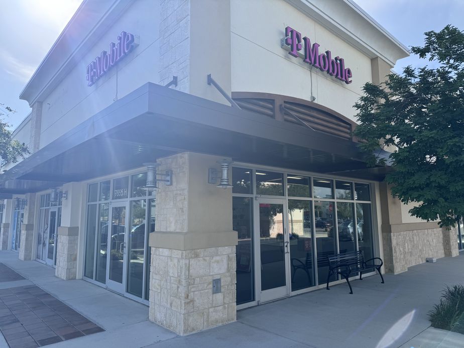 Exterior photo of T-Mobile Store at 113th St & Park Blvd, Seminole, FL