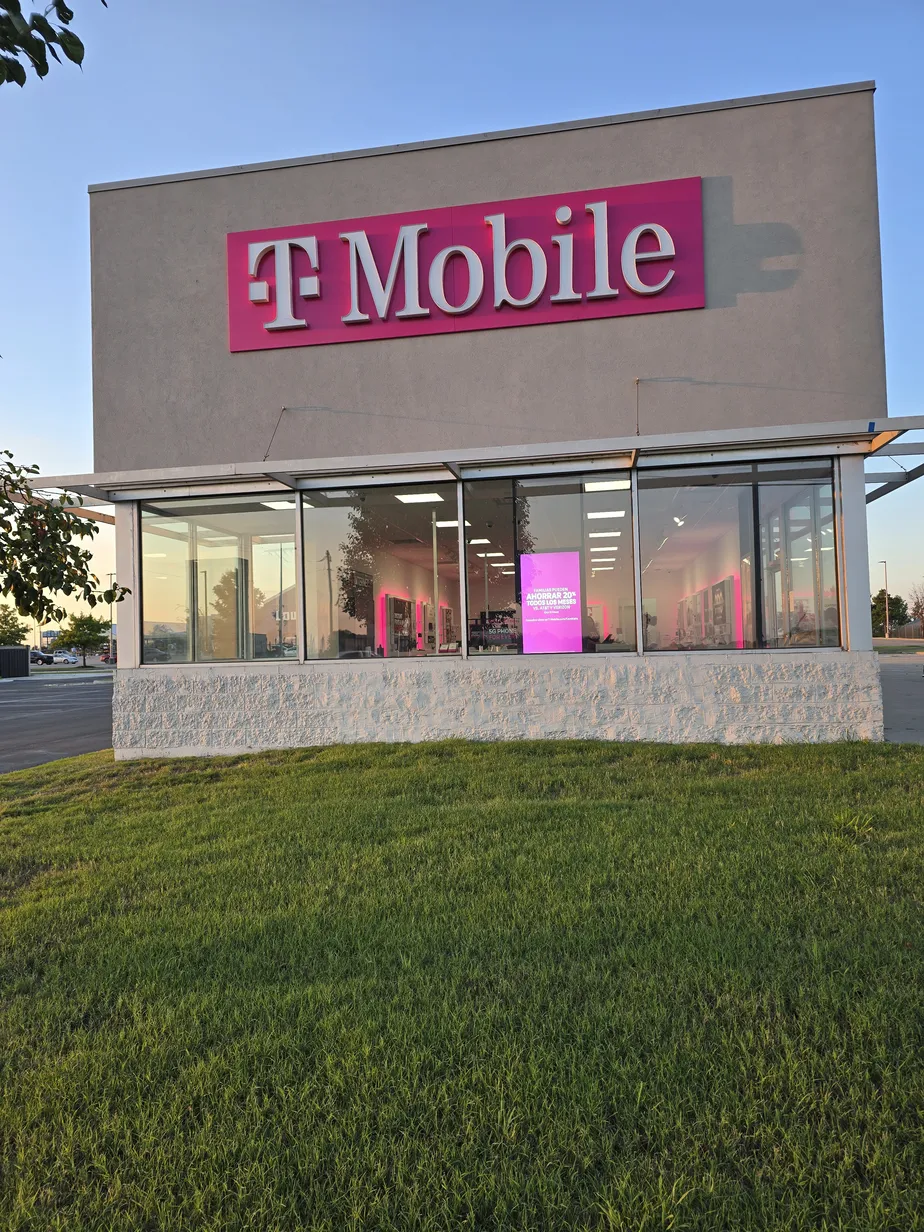  Exterior photo of T-Mobile Store at Porter Commons, Blytheville, AR 