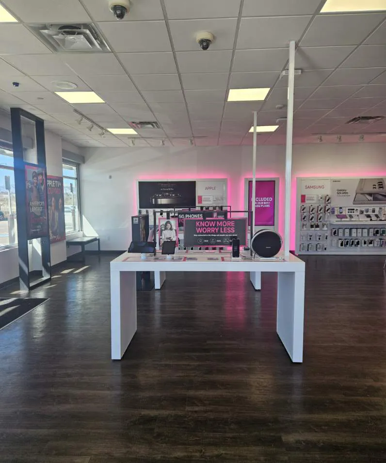 Foto del interior de la tienda T-Mobile en River Point, Sheridan, CO