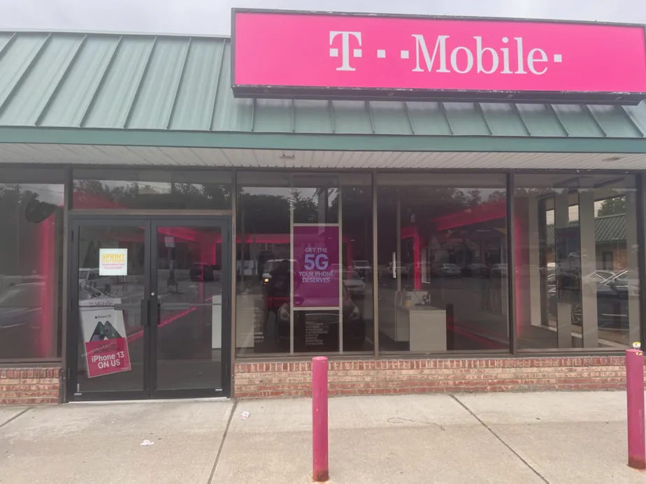 Exterior photo of T-Mobile Store at Brookside Ave & Summerville Way, Chester, NY